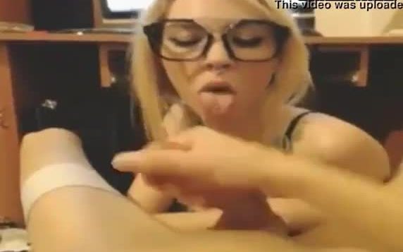 Sarah sucks her boyfriend to the webcam